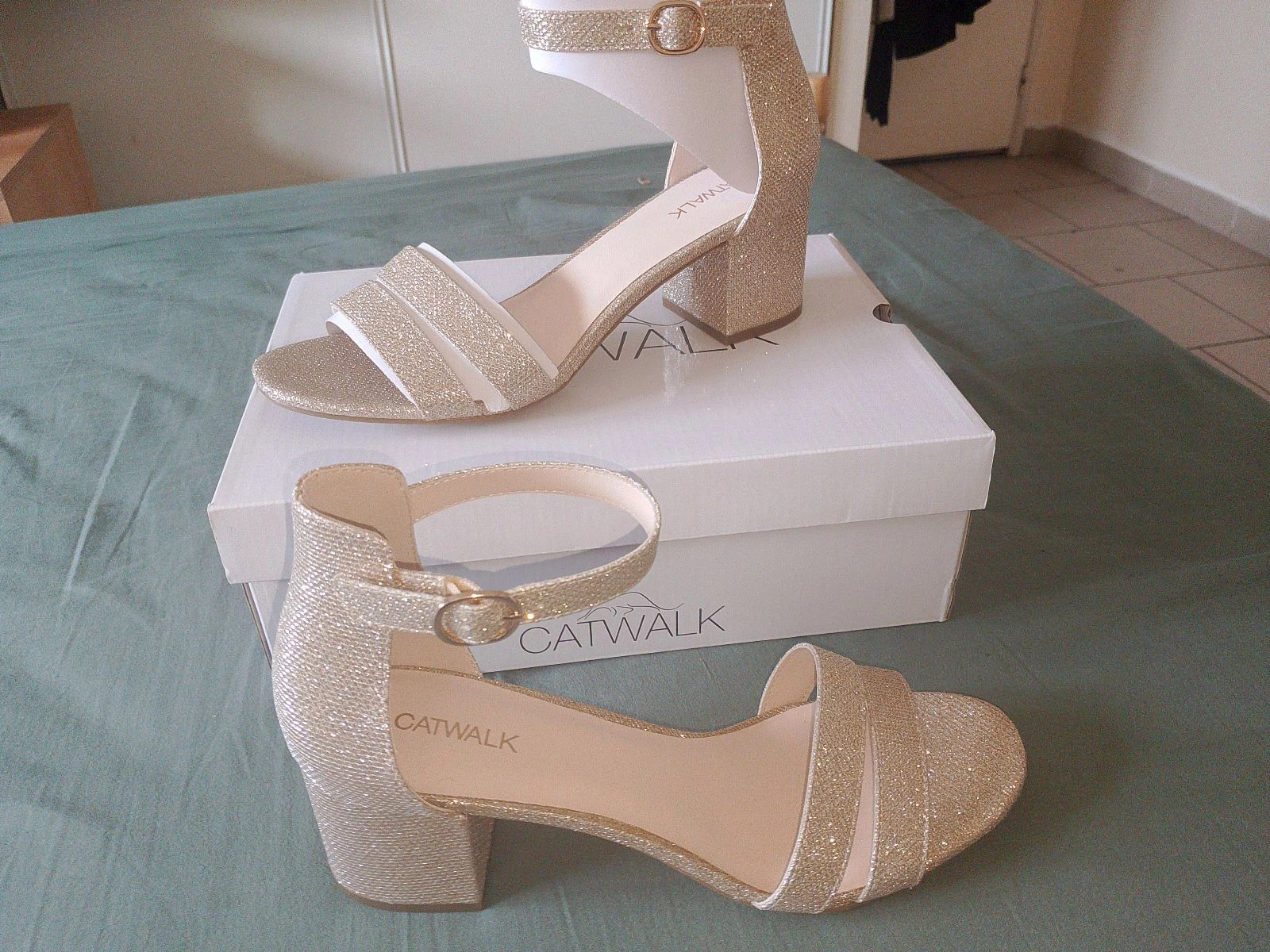 ✨ Sandales dorées pailletées à talon carré Catwalk (Taille 41) – Neuves